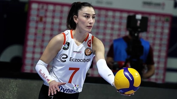 Kulüple görüşmelerinin devam ettiğini ifade eden 27 yaşındaki voleybolcu, "Önünde sonunda bir yerle anlaşacağım ya da Eczacıbaşı'nda devam edeceğim, hâlâ belli değil.