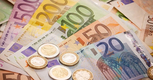 Euro/TL ise 36,7696 seviyesinde işlem görerek Dolar/TL ile benzer bir performans sergiliyor.