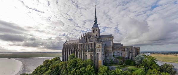 Mont Saint-Michel Manastırı, Fransa'nın Normandiya kentinde bulunuyor. Doğru mu?