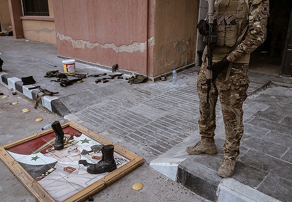 Suriye'nin yeni yönetiminin temsilcileri, kişilerin kimlik bilgileri, yaşadıkları yer ve rejim döneminde aldıkları göreve ilişkin kayıtlar tutuyor. Kendilerine verilen evrakla birlikte çıkışta fotoğrafları da çekiliyor.