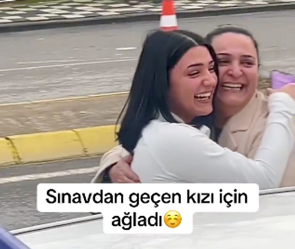 Sevinç içinde kızına sarılan anne, izleyenleri hem güldürdü hem de duygulandırdı.