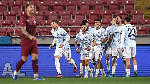 Süper Lig'de bu sezon zor günler geçiren, puan durumunun son sırasında bulunan Adana Demirspor, ligin ilk devresinin kapanış maçında kritik bir galibiyet aldı.