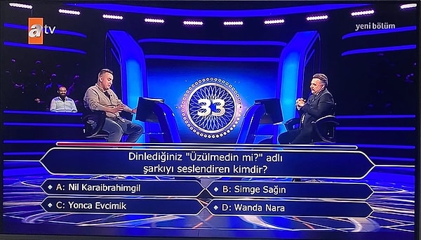 4. Kim Milyoner Olmak İster pazartesi ve cuma akşamları izleyiciyi ekrana kilitlemeye devam ediyor. Dün akşam yayınlanan bölümde de görenleri hem şaşırtan hem güldüren bir an yaşandı. Yarışmacıya Simge Sağın'a ait bir şarkı soruldu. Ancak Icardi ile sık sık aynı cümlede yer alan Simge Sağın'ın bu sorusunda cevap şıklarında hiç de beklenmedik bir isim vardı: Wanda Nara! Bu şıkkı beklemeyen izleyiciler de kahkahaya boğuldu.