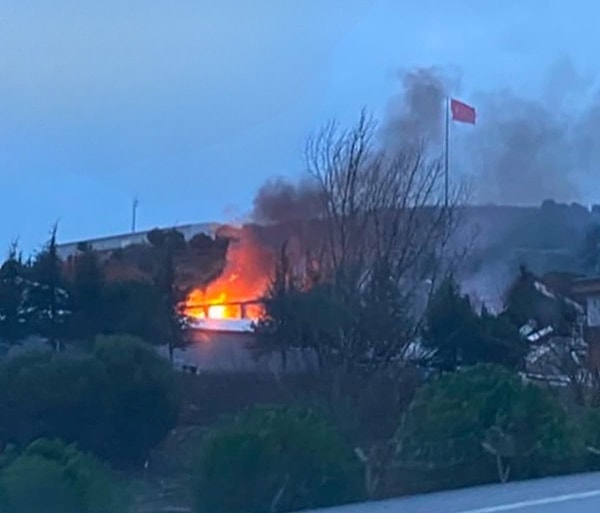 Karesi ilçesinde, patlayıcı üretilen bir fabrikanın üretim bölümünde saat 08.30 sıralarında patlama oldu. Patlamayla birlikte fabrikada büyük hasar oluştu.