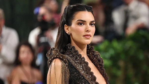 Fiziği ve alımlı güzelliğiyle dikkat çeken model Kendall Jenner, aile yaşantısı ve aşk ilişkileriyle gündeme gelen bir isim biliyorsunuz.