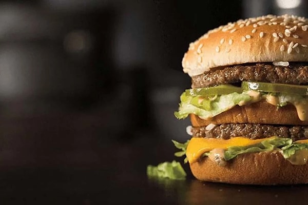 Paylaşılan grafikte, Türkiye'deki Big Mac fiyatlarının 2002 yılından itibaren dünya ortalamasıyla paralel bir seyir izlediği ancak son yıllarda hızlı bir artış göstererek rekor seviyelere ulaştığı görülüyor.