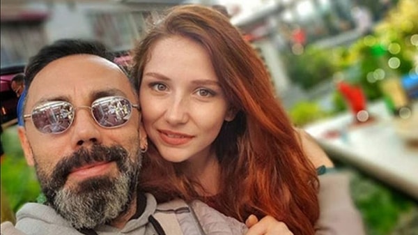 Sevilay Tilda Oğuz, yollarını ayıracağı eşi Umut Oğuz’dan nafaka olarak 1 milyon liralık tazminat ve aylık 25 bin liralık talep etmişti. Oyuncunun avukatı da bu talep üzerine müvekkilinin ekonomik sıkıntı yaşadığını belirtip bu miktarı ödeyecek durumu olmadığını ifade edince dava bir süreliğine ertelenmişti.