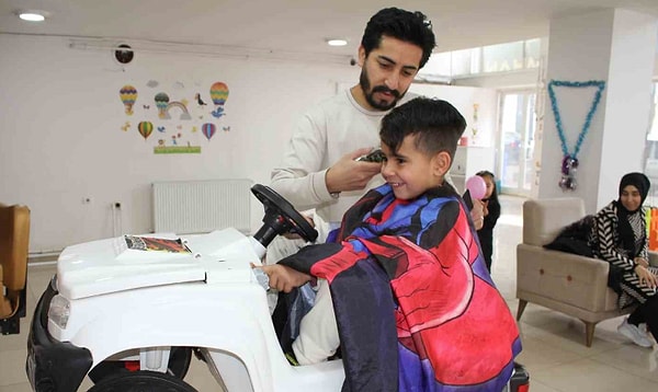 Kuaför işletmecisi Çiğdem Demir, çocukların tıraş sırasında yaşadığı korkuyu azaltmayı hedeflediklerini belirterek, “Burada birbirleriyle oynayan çocuklar, zamanla korkularını yeniyor. Bu ortam sayesinde aileler de rahat bir nefes alıyor” ifadelerini kullandı.