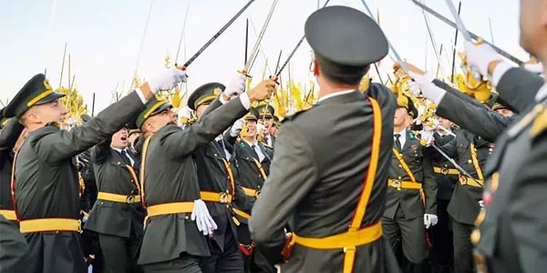 Kara Harp Okulu Mezuniyet töreninin ardından kılıçlarıyla yemin eden teğmenler hakkında açılan soruşturmaya ilişkin yeni bir gelişme yaşandı.