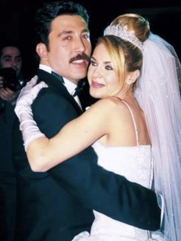 Emine Ün ve Emre Kınay çifti bir dönemin en dikkat çeken ikilileri arasındaydı. Oyuncu çift 2003 yılında nikah masasına oturmuştu.