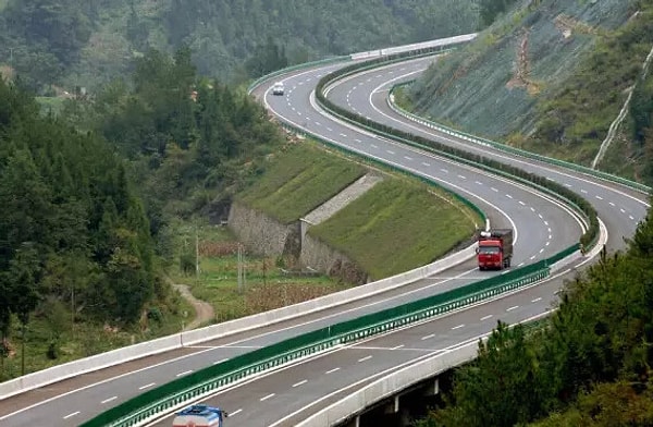 Geceleri otoyolda seyahat edenlerin aklına gelen ilk soru genelde aynıdır: “Neden burada sokak lambası yok?” Şehir içindeki aydınlatılmış yolların aksine otoyollarda uzun bir karanlık koridor ile baş başa kalırız. Ancak bu durum tesadüf değil bilinçli bir tasarım tercihidir.