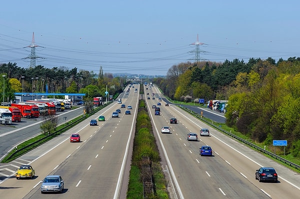 Ayrıca otoyollardaki kontrollü giriş-çıkış noktaları ve koruyucu bariyerler sayesinde hayvanların veya yabancı unsurların yola çıkması da engellenir. Bu nedenle karma trafik koşullarının olmadığı otoyollarda sokak lambalarına gerek duyulmaz.