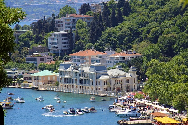 İstanbul'un gözde semtlerinden biri olan Bebek, Beşiktaş ilçesinin sınırları içerisinde yer alıyor.