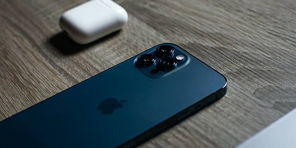 Apple'ın yazılım optimizasyonu ve geliştiricilerin uygulamaları iOS'a özel olarak uyarlamaları, iPhone'ların performansını uzun süre korumasını sağlar. Bu da onları daha pahalı hale getirir.