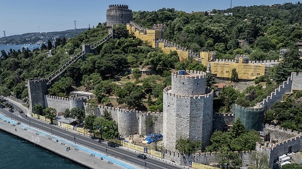 'Bebek' adının kökleri ise Fatih Sultan Mehmed dönemine kadar uzanıyor. Evliya Çelebi’ye göre, Fatih Sultan Mehmed İstanbul'u kuşatacağında Rumeli Hisarı yapımına 'Bebek Çelebi' lakaplı bir bölükbaşı tayin etmişti.