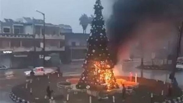 Geçtiğimiz gün Hama'nın Hıristiyan mahallesinde yılbaşı ağacının yakılması tepkilere neden olmuştu. Olayı protesto eden Hıristiyan halka HTŞ, sorumlulara soruşturma açılacağı güvencesini vermişti.