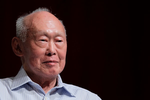 Lee Kuan Yew, bu yasağın yabancı gazeteciler arasında çokça tartışıldığını belirtmişti. Amerikalı gazeteci Tom Plate ile yaptığı bir röportajda, "Yıllarca bana hep sakız yasağını sordular," diye dert yanmıştı.