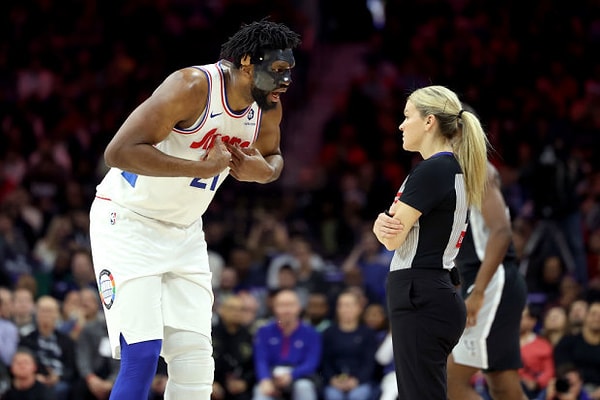 76ers’ın yıldızı Joel Embiid, Spurs’un genç yeteneği Victor Wembanyama ile girdiği bir pozisyon sonrası hakem Jenna Schroeder tarafından hücum faulle cezalandırıldı.