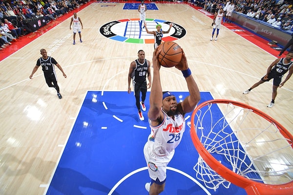 NBA’de Philadelphia 76ers, San Antonio Spurs'u 111-106’lık skorla yenerek önemli bir galibiyet elde etti.