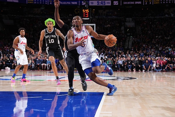 Bu zaferle 76ers, sezonun 27. maçında 10. galibiyetini hanesine yazdırırken, Spurs ise 29. maçında 14. yenilgisini aldı.