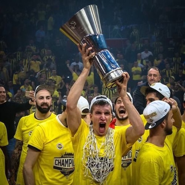 2014-2017 yılları arasında Fenerbahçe forması giyen Bogdanovic, sarı-lacivertli kulüple Avrupa'nın en büyüğü olmuş, tarihe geçen performanslarının ardından NBA'in yolunu tutmuştu.