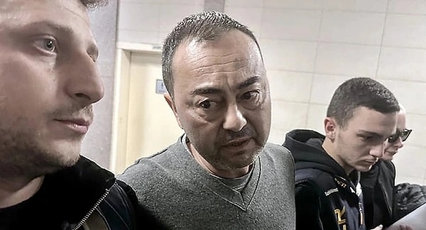 4. Serdar Ortaç ve Mehmet Ali Erbil 'Yasa dışı bahis reklamı ve teşvik' suçlarıyla yargılanıyor. Davanın ilk duruşması bugün Çağlayan'da bulunan İstanbul Adalet Sarayı 25. Asliye Ceza Mahkemesi'nde görülecek. Mehmet Ali Erbil'in tanık olarak dinleneceği duruşmaya gelirken adliye girişinde görüntülenen Serdar Ortaç'ın yardımsız yürümediği görüldü.