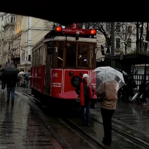 TikTok kullanıcısı @seymsteaparty, İstanbul’un seslerini ve görüntülerini müzik eklemeden bir araya getirdiği bir video paylaştı.  İstanbul'un sakin anları, insanların günlük yaşamından kesitler ve şehrin doğal güzelliklerinin yer aldığı video binlerce beğeni aldı.