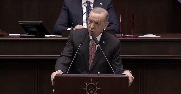 Asgari ücretin 22 bin 104 TL olarak açıklanmasının ardından gözler bugün AK Parti Grup Toplantısı'nda konuşan Cumhurbaşkanı Erdoğan'a çevrildi. Asgari ücrete ek zam yapılıp yapılmayacağı merak edilirken Erdoğan'dan açıklama geldi.