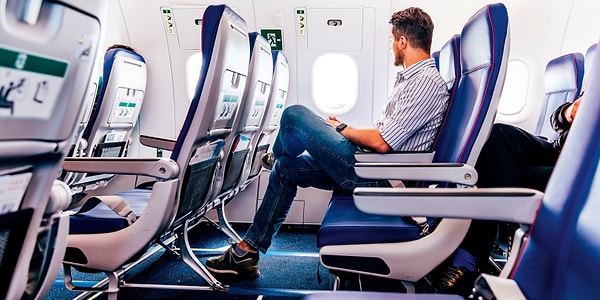 Second, passengers should not remain seated continuously throughout the journey. According to Swain, blood circulation in the body can be disrupted during long flights. Occasionally getting up to visit the lavatory can help stretch the legs and improve circulation.