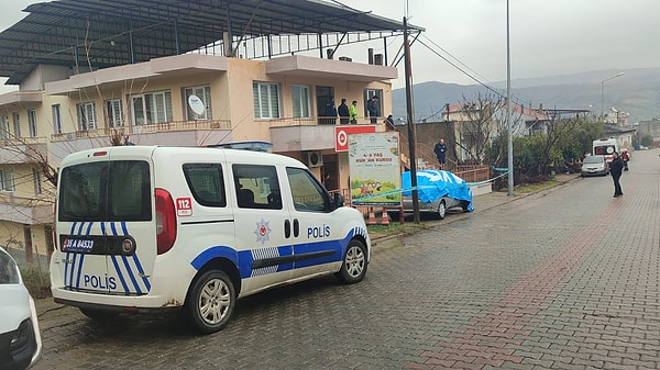 Polis ekipleri, şüpheli S.D'yi olayda kullandığı tabancayla Manisa’nın Turgutlu ilçesinde gözaltına aldı. Şüphelinin emniyetteki ilk ifadesinde, cinayeti aralarındaki husumet nedeniyle işlediğini söylediği öğrenildi.