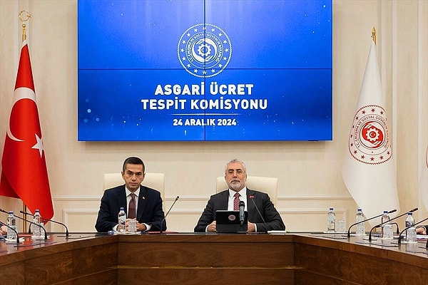 Asgari Ücret Tespit Komisyonu'nun 24 Aralık Salı akşamı sürpriz dördüncü toplantısının ardından 2025'te uygulanacak zam belli oldu. 17 bin 2 TL olan asgari ücrete yüzde 30 zam yapıldı, 22 bin 104 TL oldu.