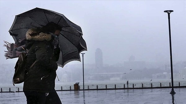 İstanbullular dikkat! Valilikten fırtına uyarısı geldi. İstanbul Valiliği'nden yapılan açıklamada 27 Aralık Perşembe gününe dikkat çekildi.