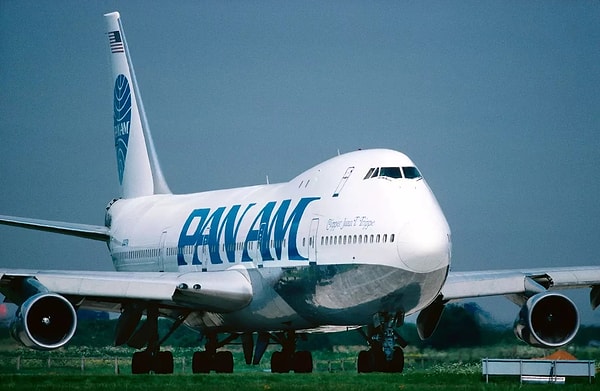 Yoğun hava trafiği, kötü hava koşulları ve pilotlar ile kule arasındaki iletişim eksikliği felakete davetiye çıkardı. KLM uçağı kalkışa geçtiği sırada, Pan Am uçağı pistte ilerliyordu ve kaçınılmaz çarpışma gerçekleşti.