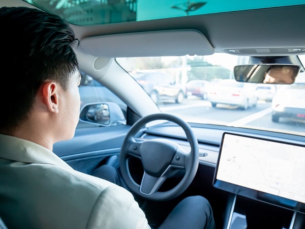 Auto Hold, özellikle yokuşlarda aracın geri kaymasını önleyerek sürücünün kalkış yapmasını kolaylaştırıyor.