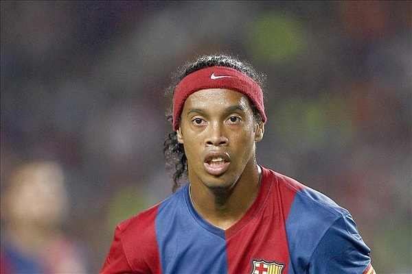 Brezilyalı futbol efsanesi Ronaldinho, kariyeri boyunca oynadığı büyüleyici futbolla bir nesli etkiledi ve futbolseverlerin unutulmazları arasına girdi.