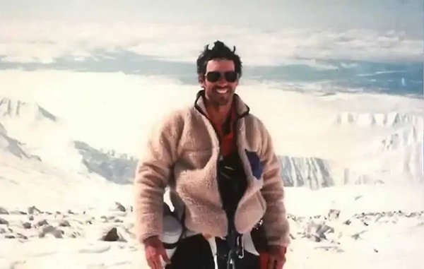 1996 yılının Mayıs ayında, Beck Weathers ve 10 diğer dağcı Everest’in zirvesine doğru ilerlerken şiddetli bir kar fırtınasına yakalandı. 8.000 metre yükseklikte oksijensiz ve kör bir şekilde yaşam savaşı veren Weathers, bilincini kaybetti ve ölüme terk edildi.