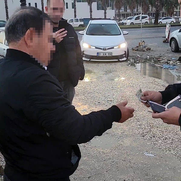 Kendisi para almadığını iddia etse de Şakirpaşa Polis Merkezi’ne götürüldü.