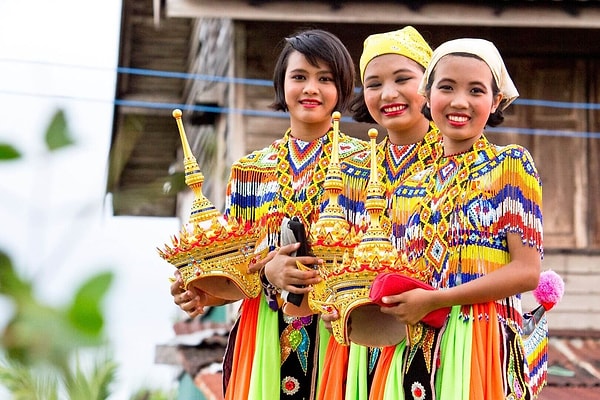 Çünkü Tayland halkı geleneklerine ve kültürel değerlerine sıkı sıkıya bağlı. Toplumda düzgün bir şekilde giyinmek de saygının bir göstergesi olarak kabul ediliyor.