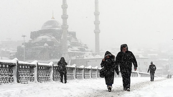 "Türkiye yeni yıla yağışsız girecek. Kar beklentisi olanlara üzülerek söylüyorum. 31 Aralık ve 1 Ocak'ta tüm Türkiye'de yağış yok. Dolayısıyla da kar yok."