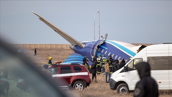 Bakü-Grozni seferini yapan, içerisinde 5’i mürettebat toplam 67 kişinin bulunduğu yolcu uçağı Kazakistan’da düşmüştü. Uçağın düşmesi sonrasında 38 kişi hayatını kaybetmiş, 29 kişi ise mucize şekilde sağ kurtulmuştu.