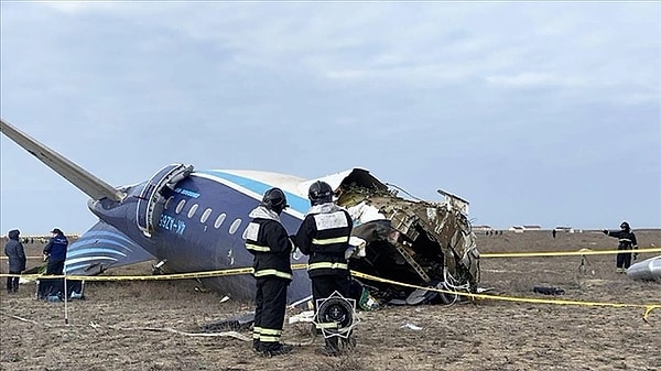 Kazakistan’da düşen Azerbaycan Hava Yolları uçağıyla ilgili soruşturma talebi NATO'dan geldi. 67 kişiyi taşıyan uçaktaki 38 kişi hayatını kaybederken, uçağın Rusya'dan fırlarılan füze nedeniyle düştüğü ifade edildi.