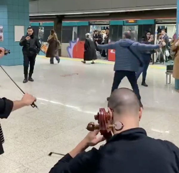 Metroda müzik yapan gençlere kısa bir dans performansıyla eşlik eden bir yolcu, çevresindekilere keyifli anlar yaşattı.