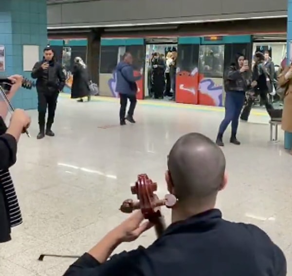 Yolcunun enerjik dansı, izleyenlerin yüzünü güldürürken, sosyal medya kullanıcılarından binlerce beğeni aldı.