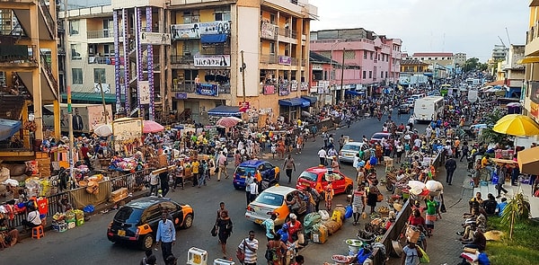 Gana’nın başkenti Accra’da tek başına dolaşan Lauren, kendini sürekli tetikte hissettiğini söylüyor. “Belki paranoyaydı, belki içgüdü ama kısa bir süre sonra geri çekildim.” diyen gezgin, şehrin kaotik yapısının ve yoksulluğun görmezden gelinemeyecek kadar bariz olduğunu vurguluyor.