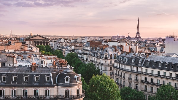 Lauren, Paris’i “Fransa’nın en kötü kısmı” olarak tanımlıyor. Şehrin bazı bölgelerinin güvensiz hissettirdiğini ve Fransızların yabancılara karşı mesafeli olduğunu belirtiyor.