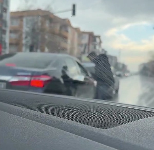 Kaporta ustası, trafikte önündeki araçta gördüğü göçüğü fark edince dayanamayıp hemen harekete geçti.