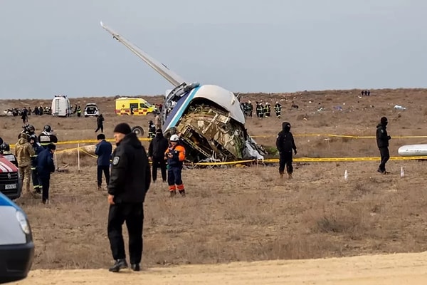 Kara kutunun incelenmesiyle uçağın düşmesine yol açan teknik ve dış müdahale detaylarının netleşmesi bekleniyor. Azerbaycan yetkilileri Rusya’nın sorumluluğunu kanıtlayacak yeni deliller bulduklarını belirtti.