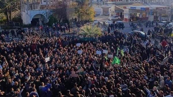 Suriye'deki Alevilerin türbelerinin zarar görmesi üzerine pek çok Alevi durumu protesto etti. Bazı kentlerde HTŞ sokağa çıkma yasağı uygularken, aktarılan haberlere göre birçok kentte de göstericilere ateş açıldı.