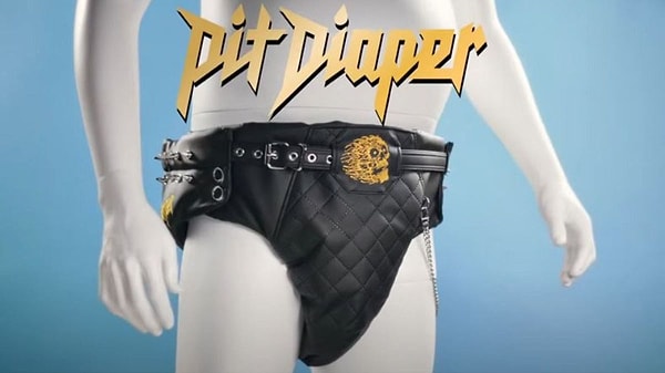 “Pit Diaper” adıyla duyurulan bu ürün sadece bir işlevsellik sunmuyor; aynı zamanda cesur bir tasarımla fark yaratıyor. Suni deriden üretilen, metal perçinler ve altın kafatası detaylarıyla tamamlanan bu bez adeta bir Mad Max filminden fırlamış gibi görünüyor.