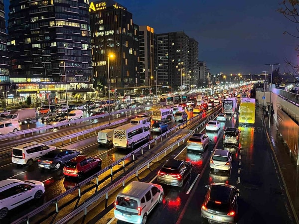 Son iş gününe bir de yağışlı hava eklenince trafik bazı noktalarda neredeyse durma noktasına geldi.